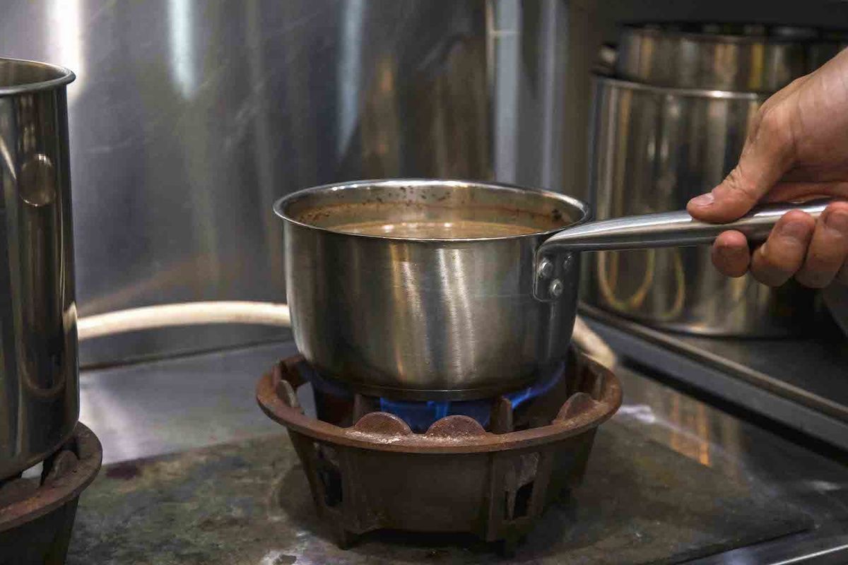 コーヒー染めの染液づくりの様子