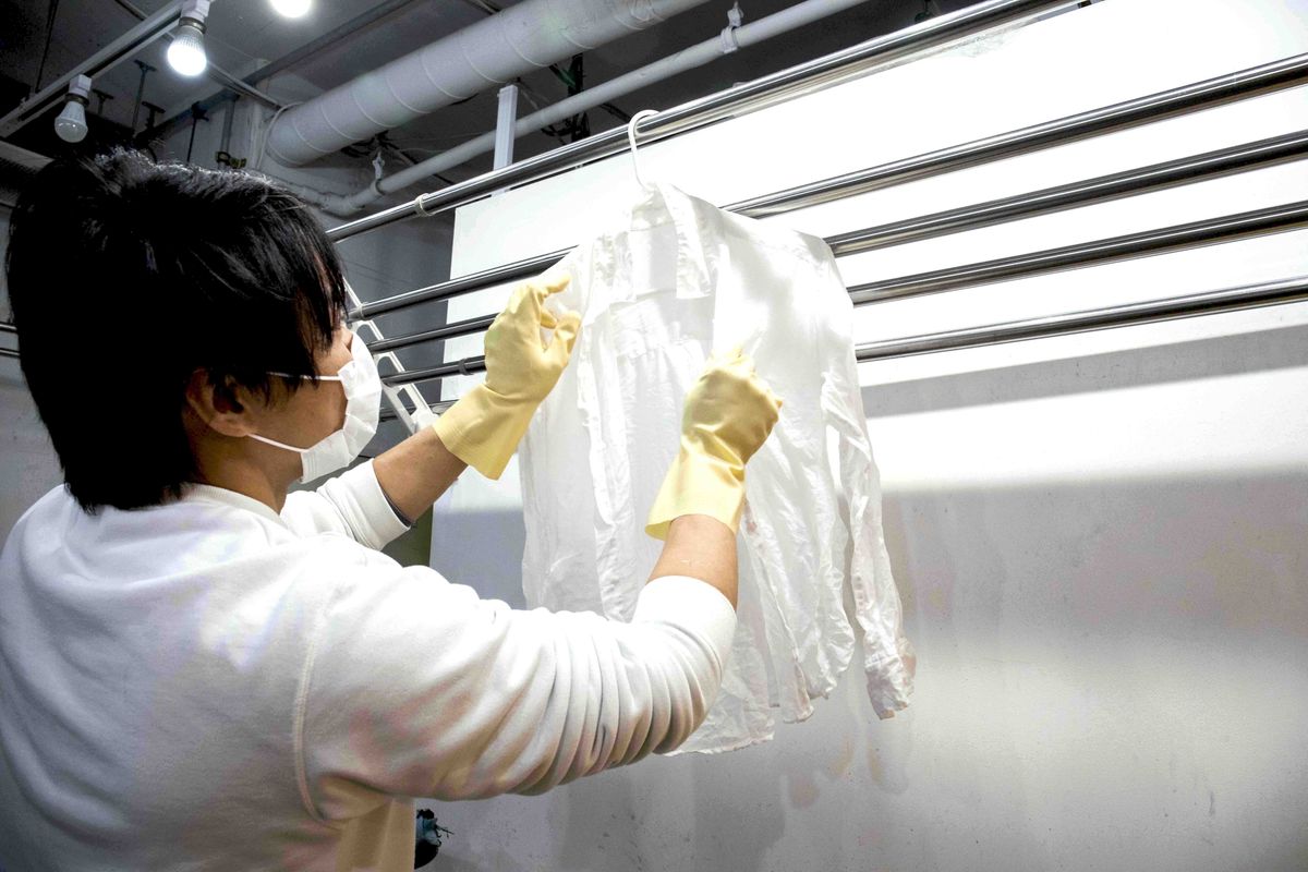 コーヒー染めでシャツを乾かしている様子