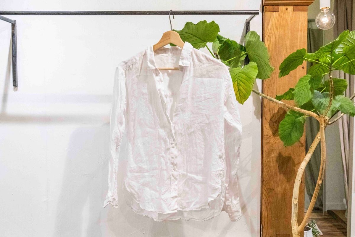 コーヒー染めをする白シャツ