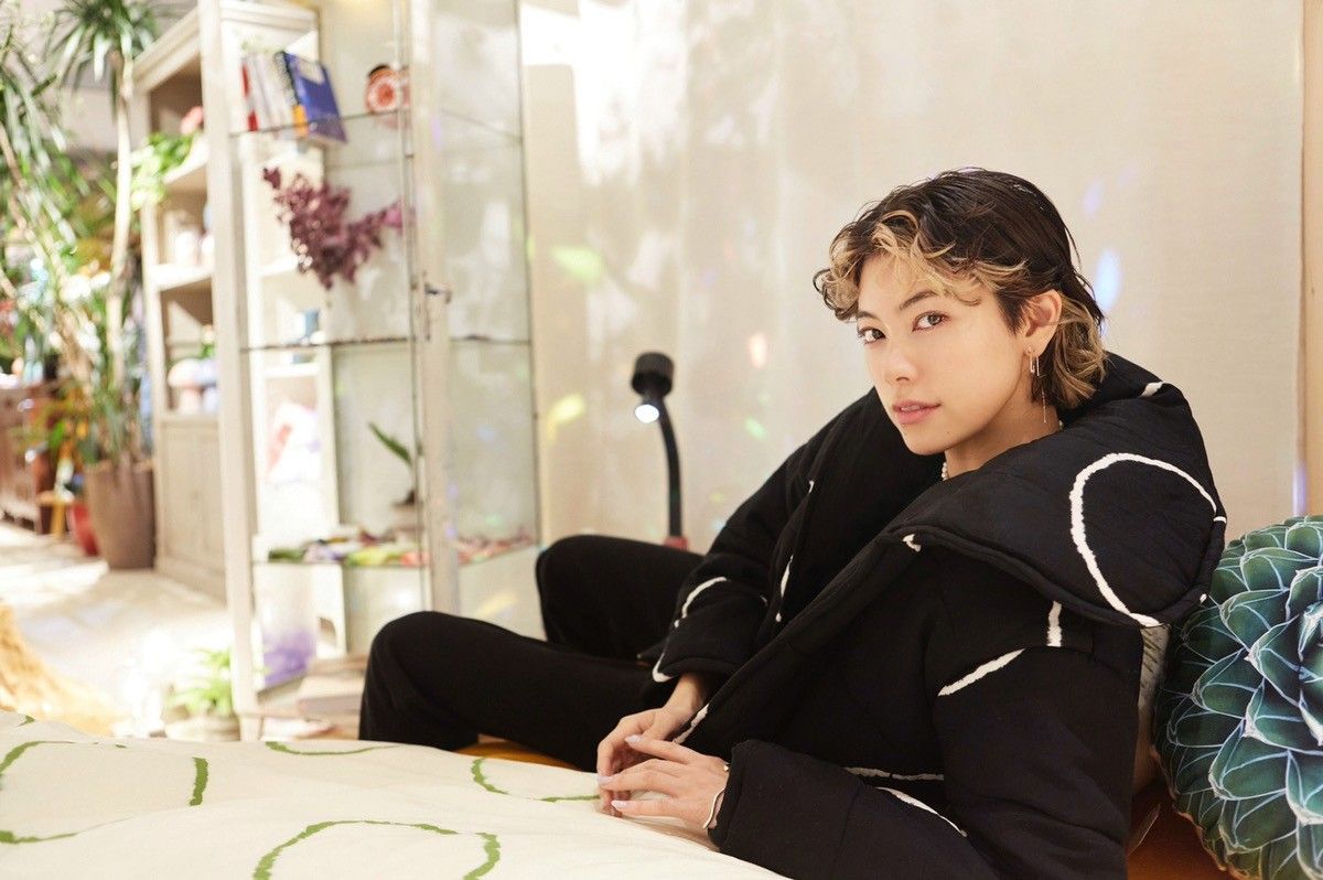 ベッドに寄りかかる森星