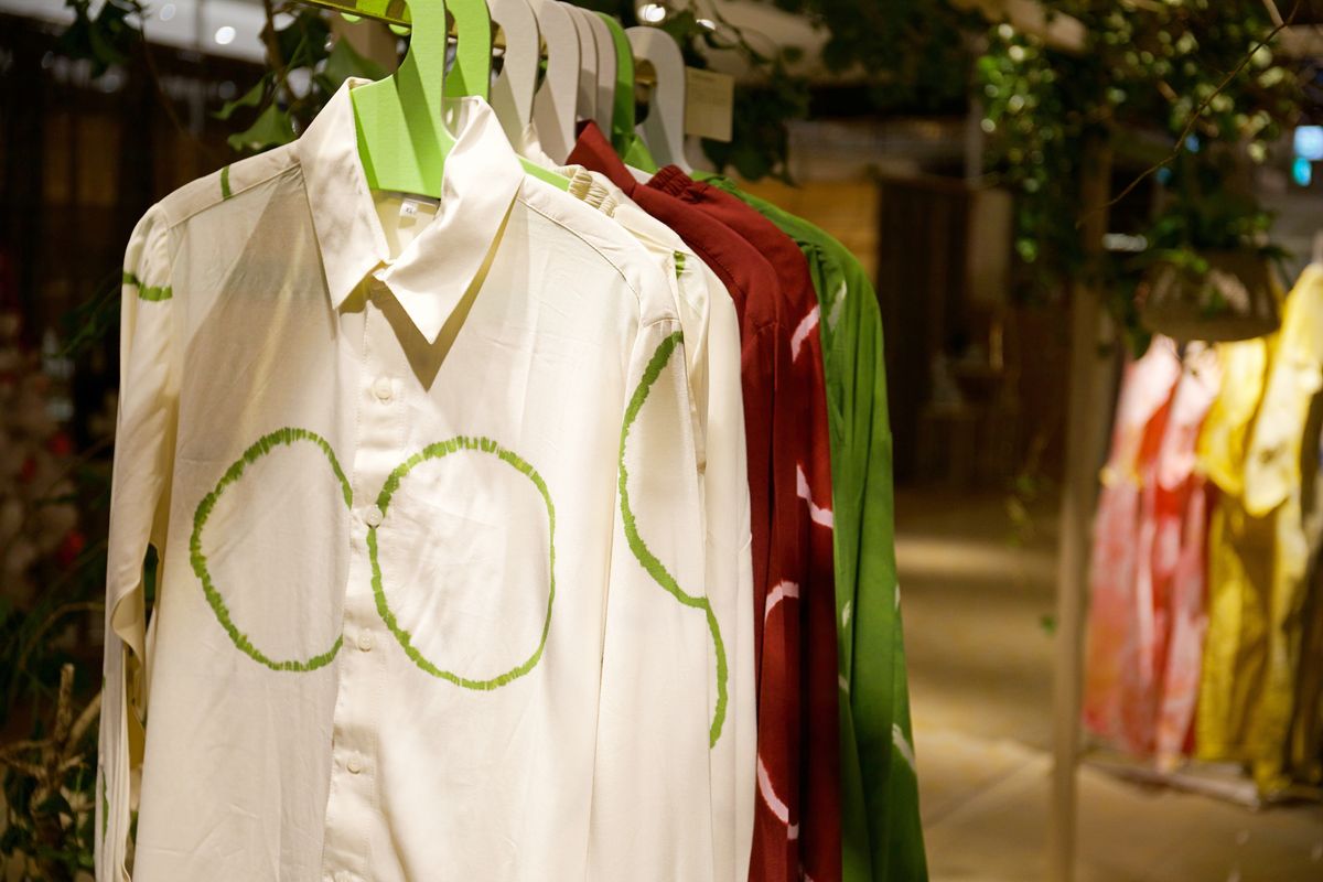 SUKUのパジャマがかかったクローゼット