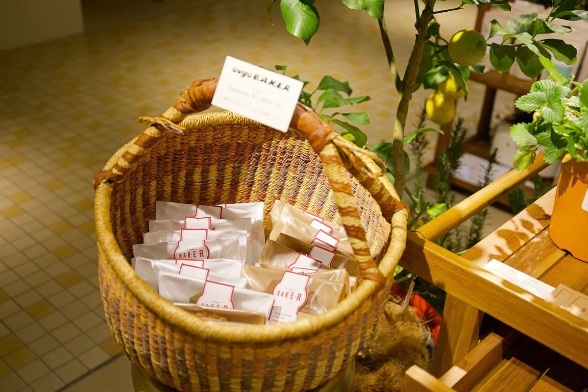 アメリカンスタイルのヴィーガンクッキー「ovgo B.A.K.E.R(オブゴベイカー)」が入ったかご