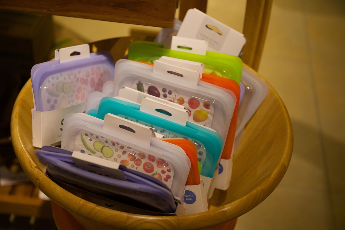 「stasher(スタッシャー)」のシリコーンバッグが置かれたボウル