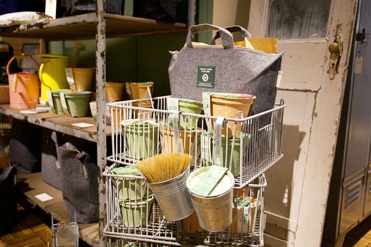 LFCコンポストや鉢植えが置かれたラック