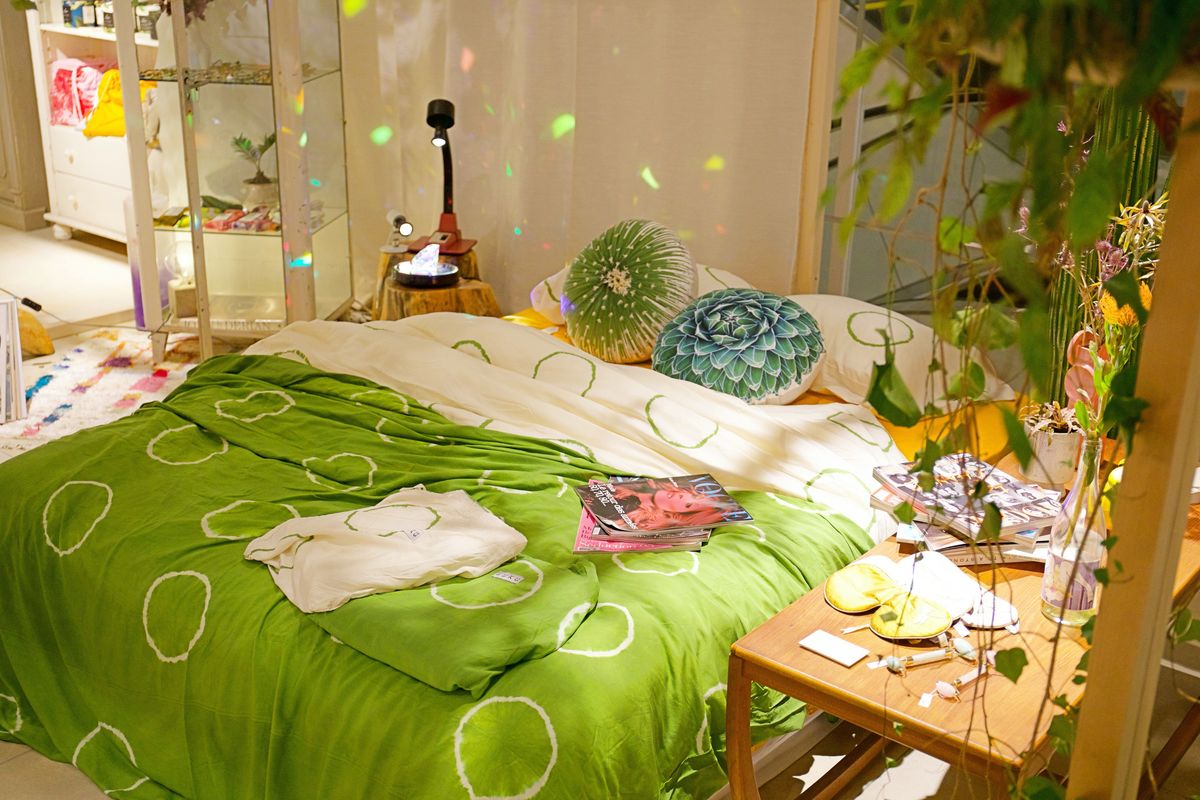 SUKUのベッドカバーが付けられたベッド