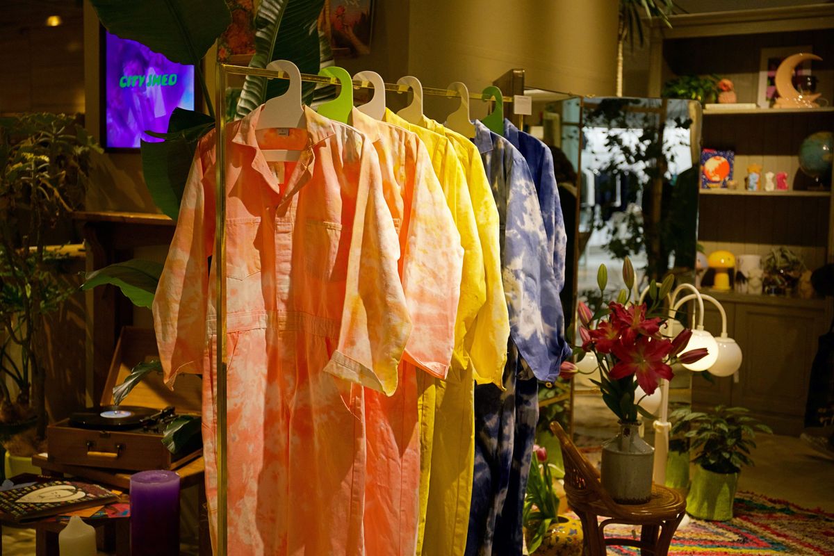タイダイ柄のルームウェアがかかったハンガーラック