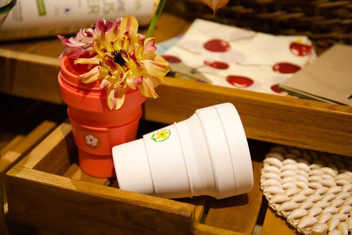 花が入ったstojoのタンブラー