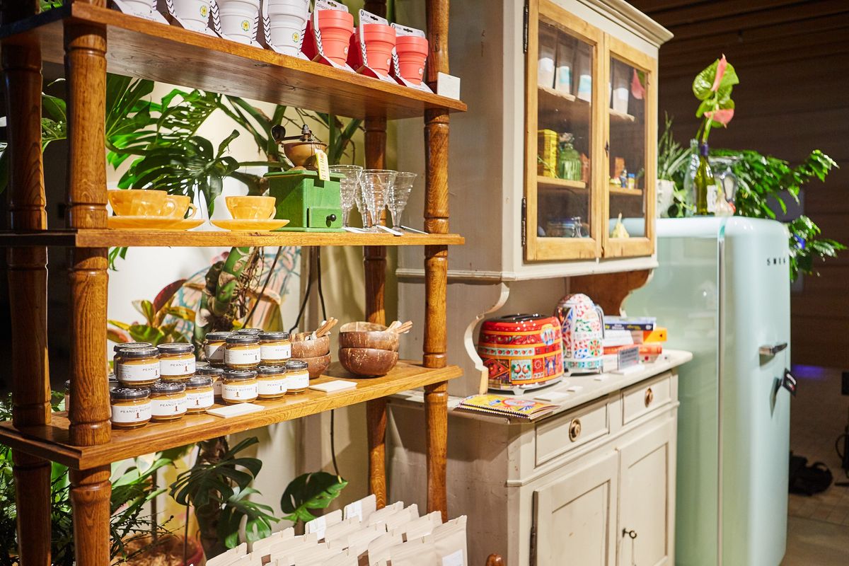 さまざまな小物が並ぶキッチンブース