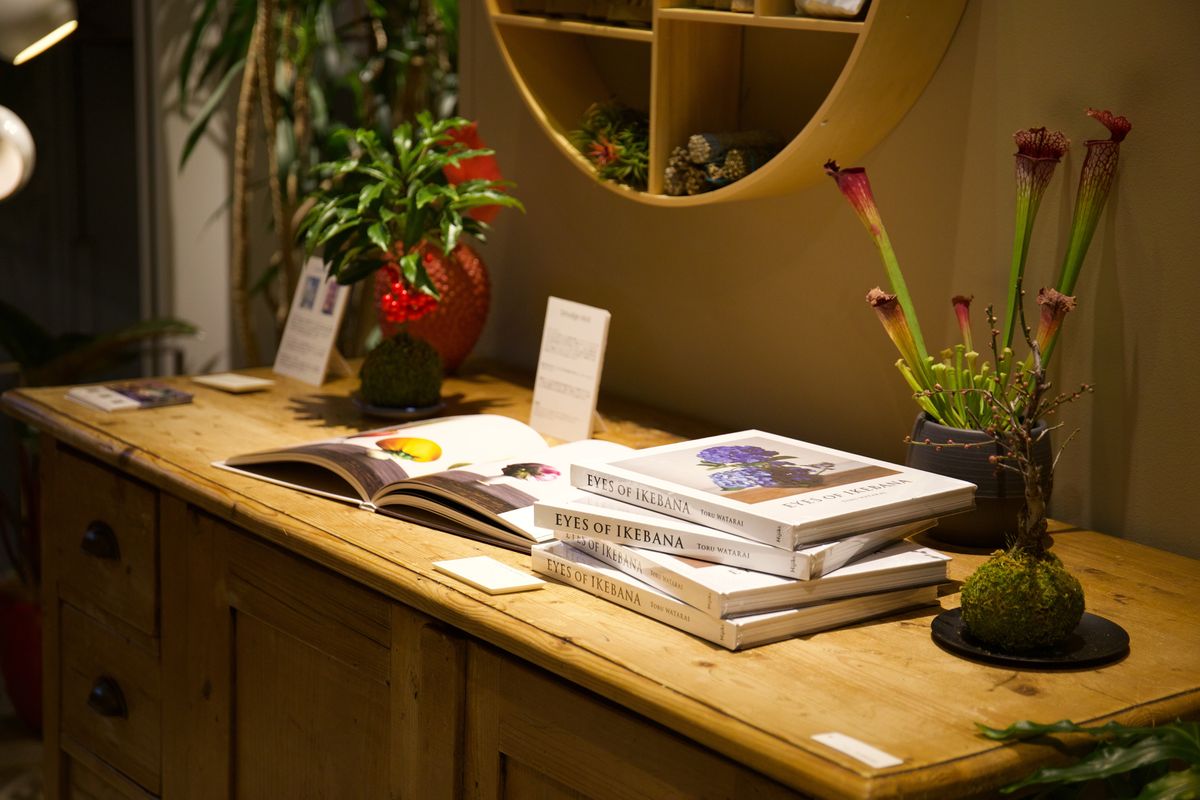 アートブックなどが置かれた机
