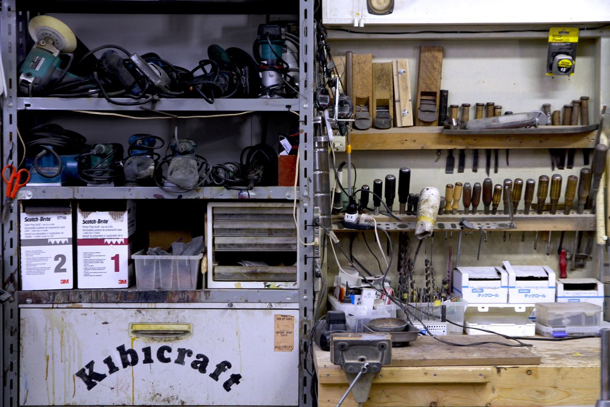 並んだ家具修理の道具