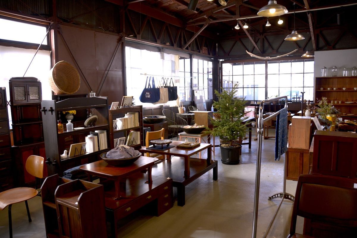家具が並ぶkibi craftの店内