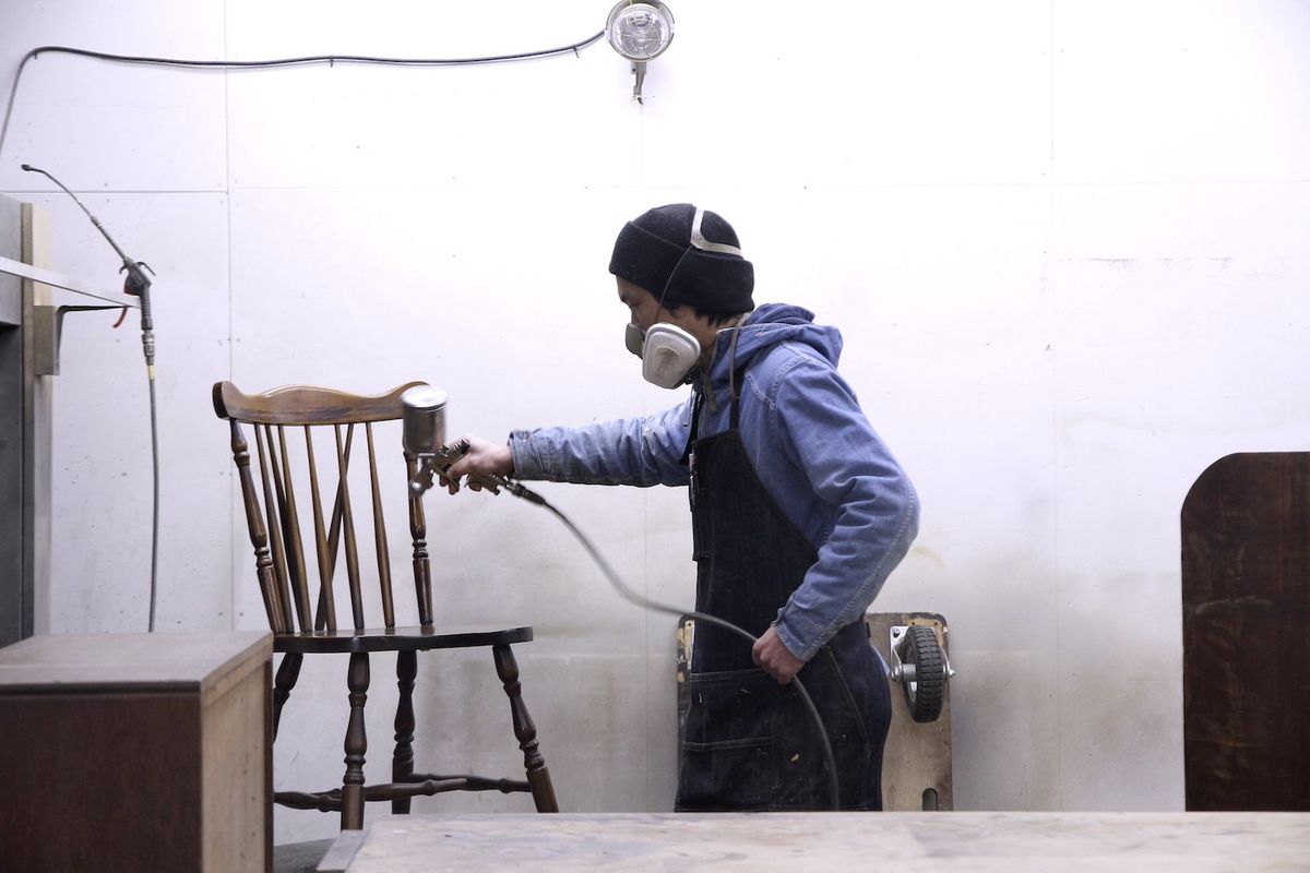 家具と修理する男性