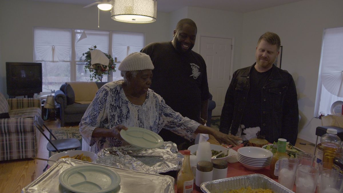 婦人と料理を囲むラン・ザ・ジュエルズ