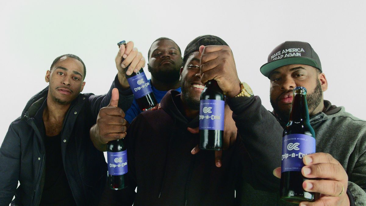 ビールを持つキラー・マイクとギャングの面々