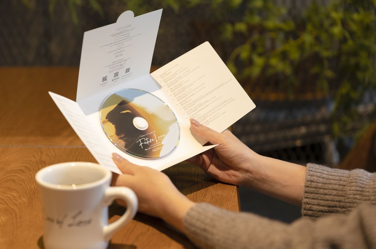 「HONEY meets ISLAND CAFE - Future Love -」特別パッケージを開いた写真