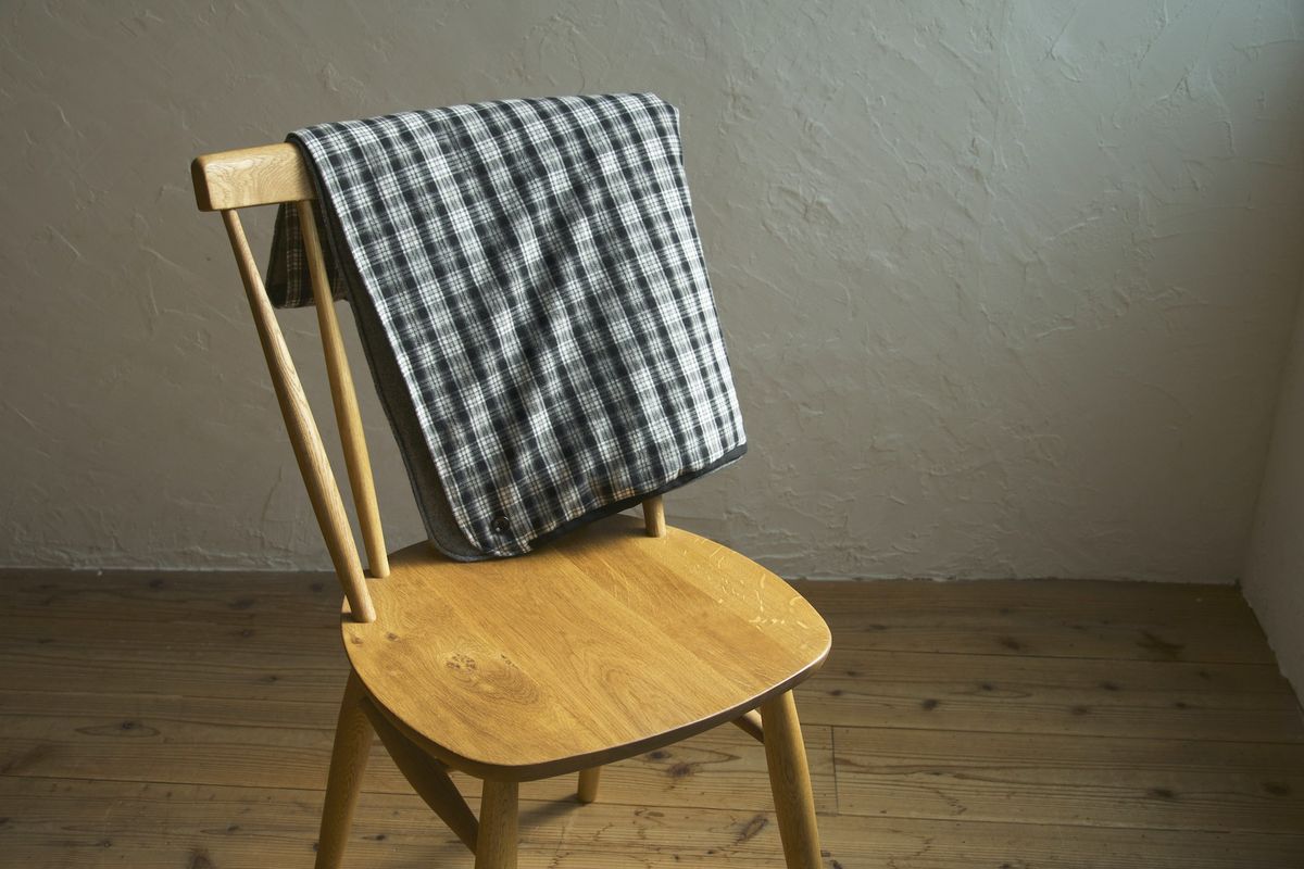 「カポックダウンブランケット」を椅子にかけた写真