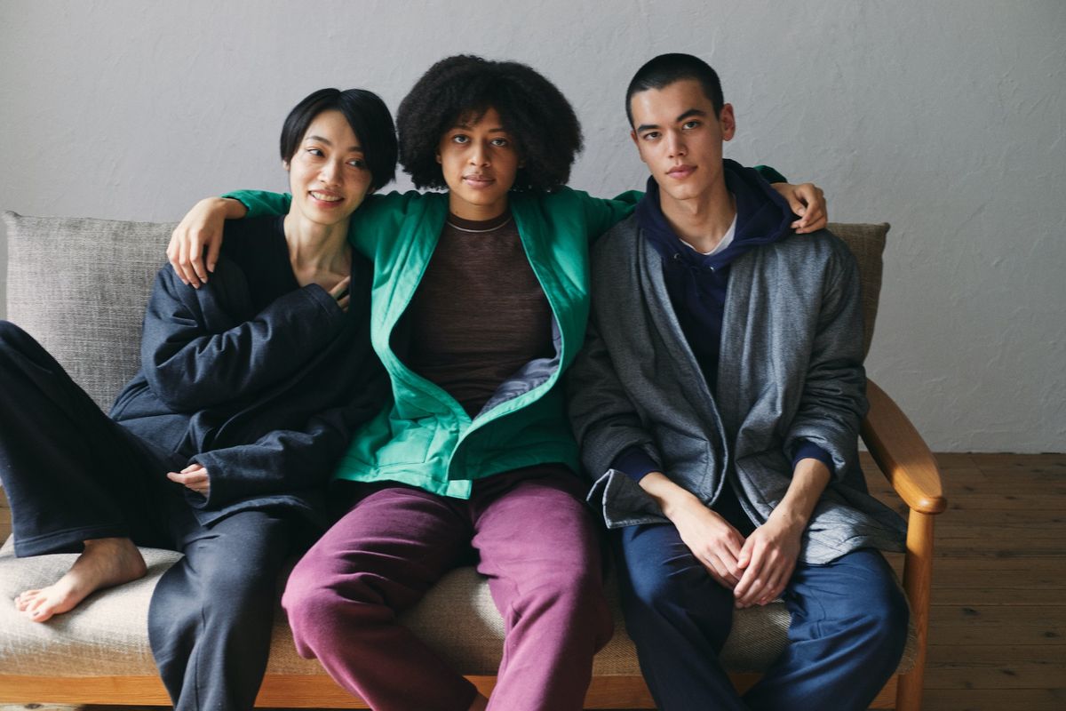 「KAPOK KNOT」の「ホームシリーズ」を着用した人々