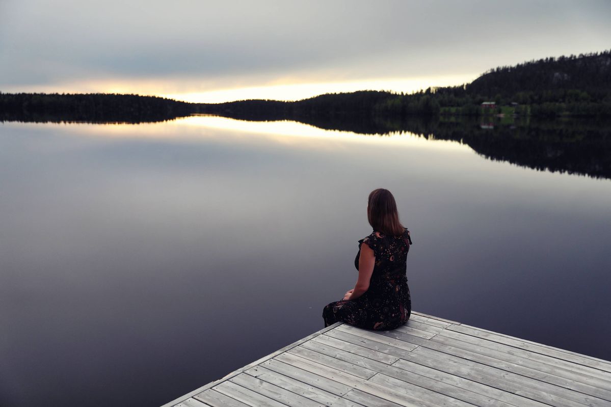 湖を眺める女性