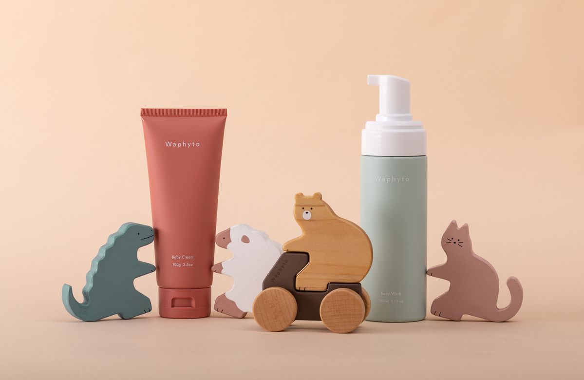 「Waphyto」の「ベビーケアライン」商品と廃材のヒノキをアップサイクルしたおもちゃ