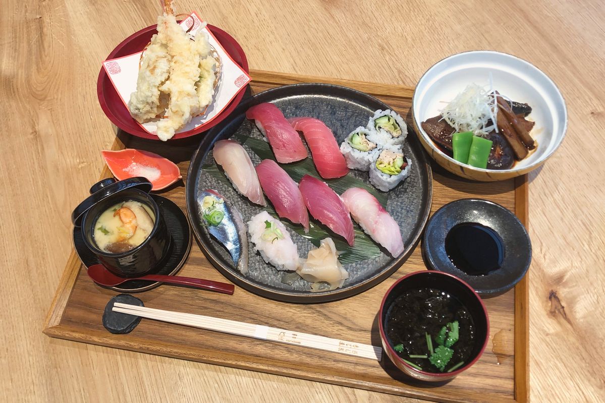 天ぷらとお寿司、煮付け、茶碗蒸しにアオサのおすましがついた膳