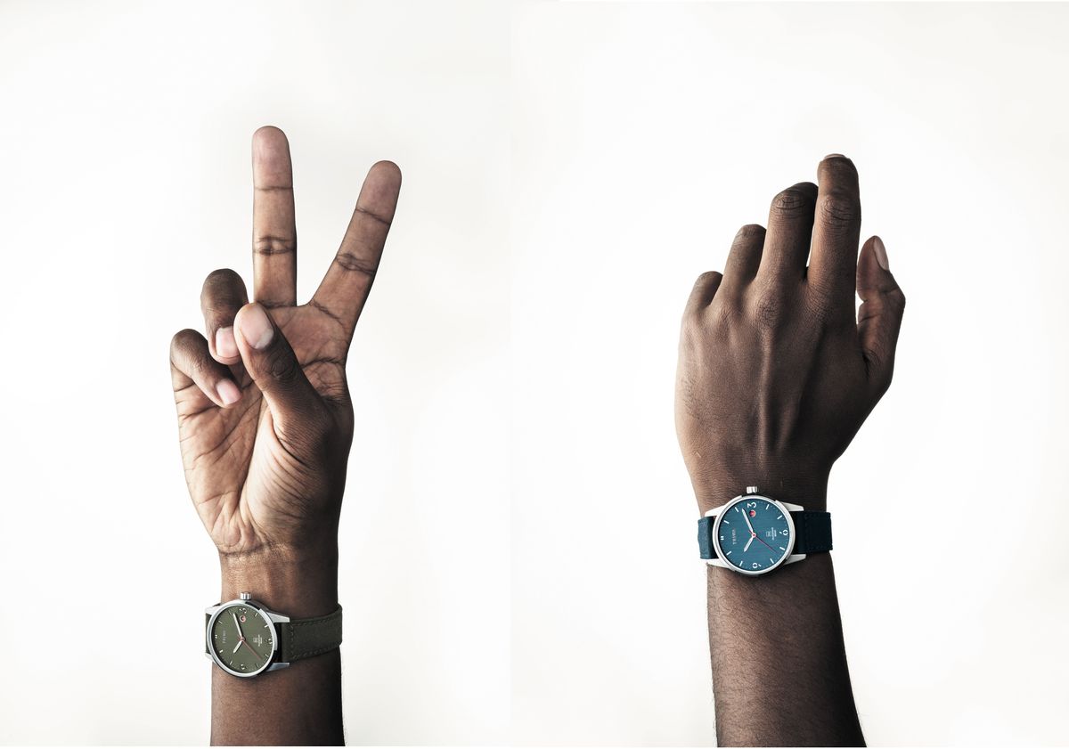 「Time for Peace」シリーズの新色2色を身に着けた二つの手