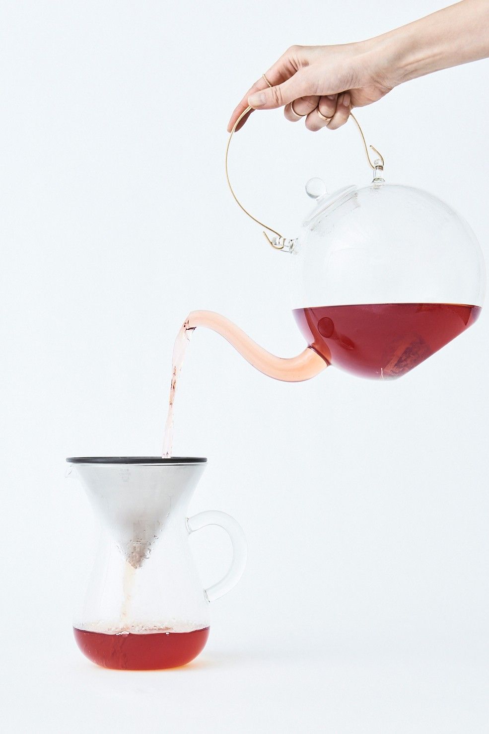 くろもじ茶を注いでいる様子