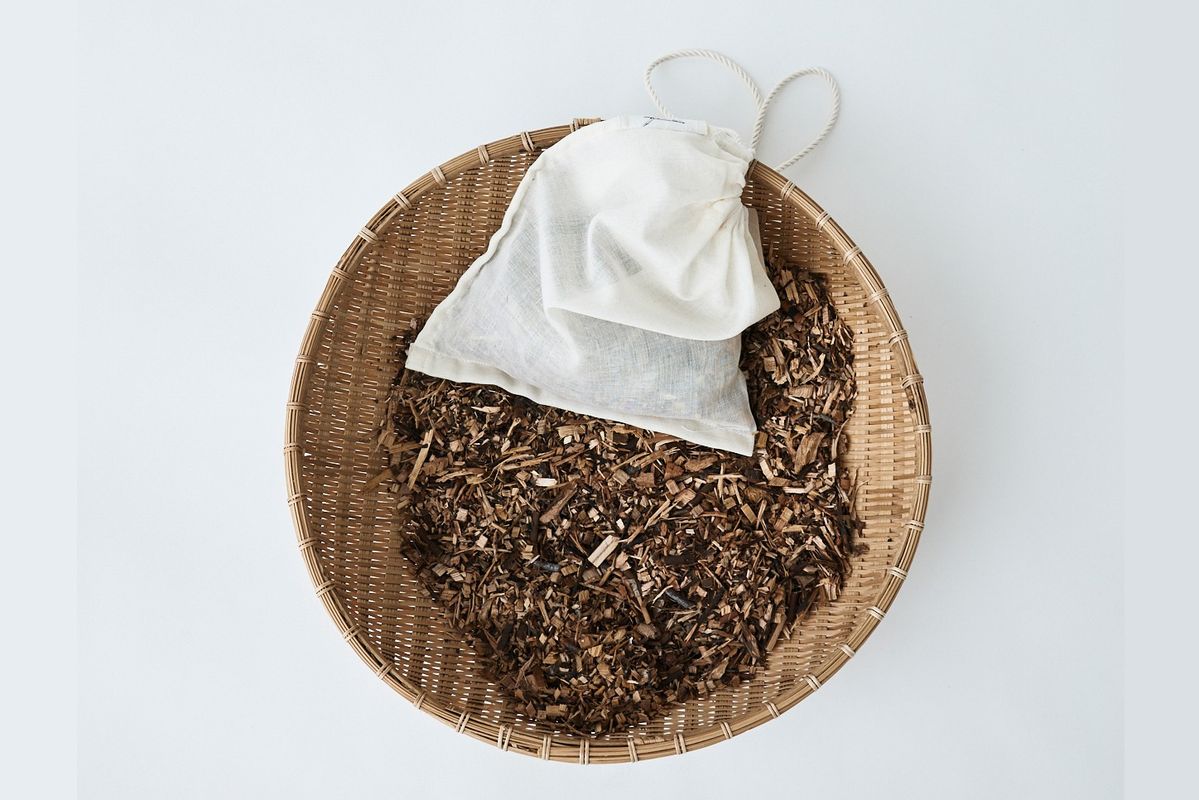 ざるに盛られたくろもじ茶と袋