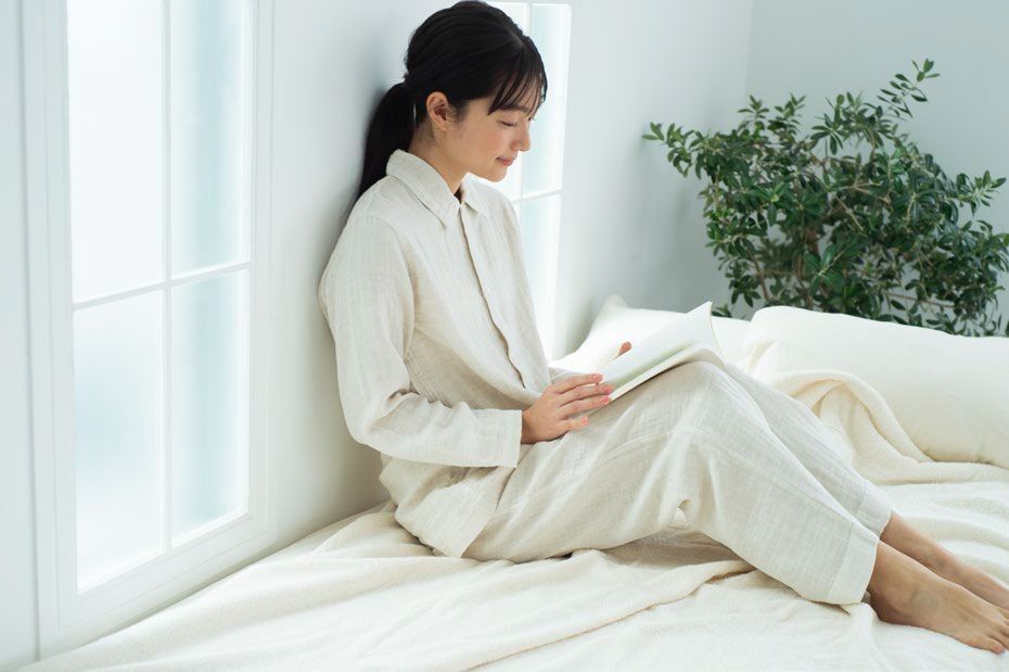 「眠衣」を着て本を読む女性