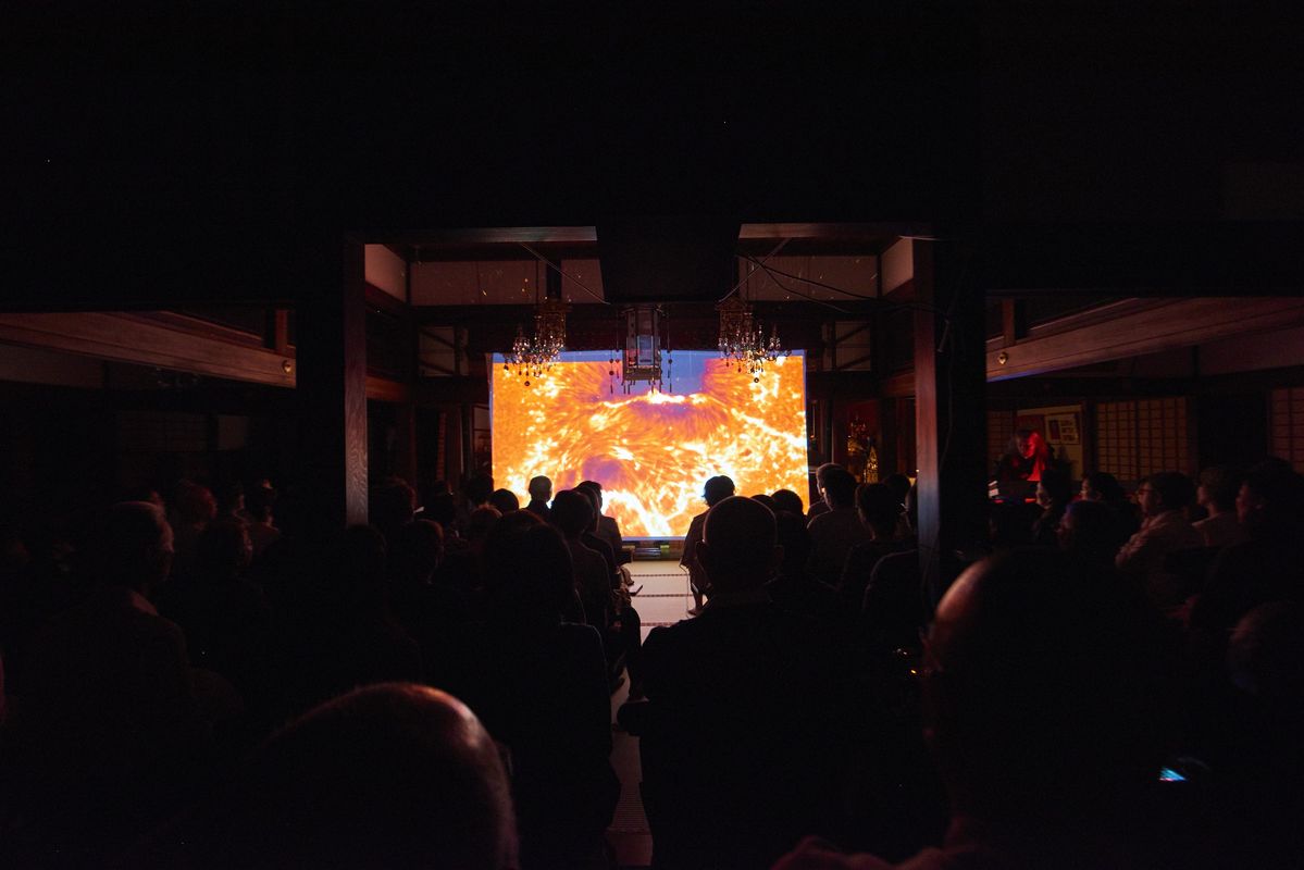 大中寺・本堂に映像を投影したようす