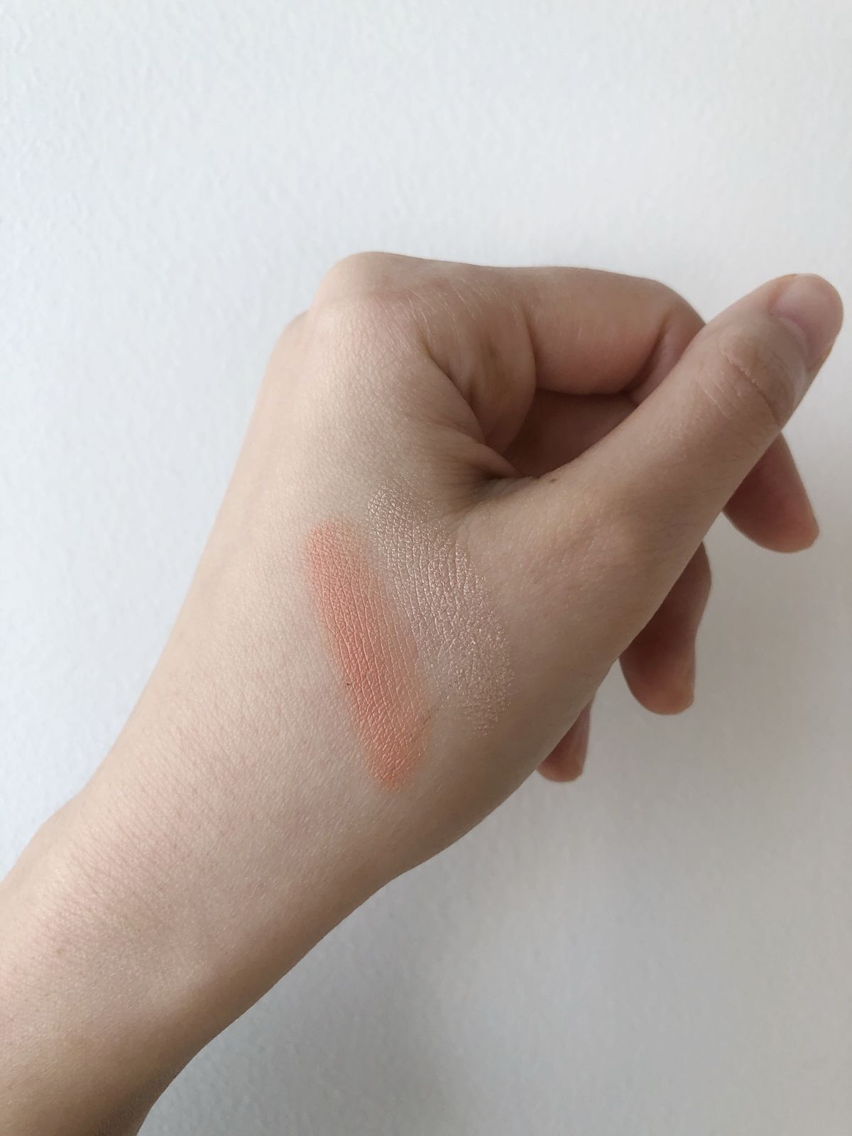 手に塗った「Color & Light Palette（カラー＆ライト・パレット）」