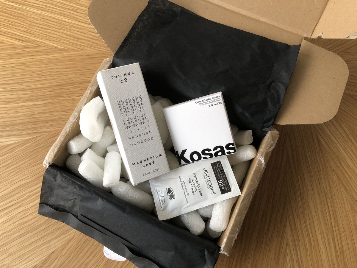 段ボールに入ったコスメ製品