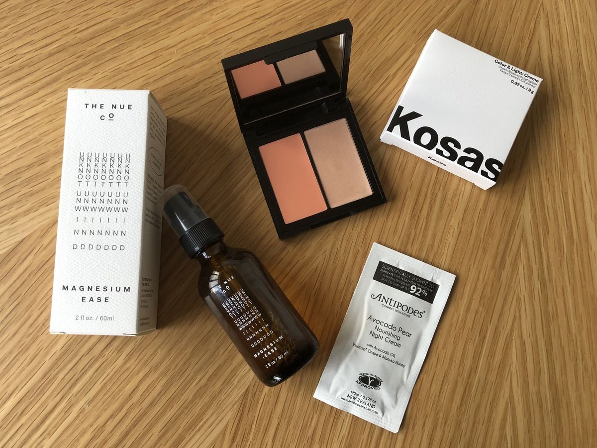 机の上に置かれたコスメ製品