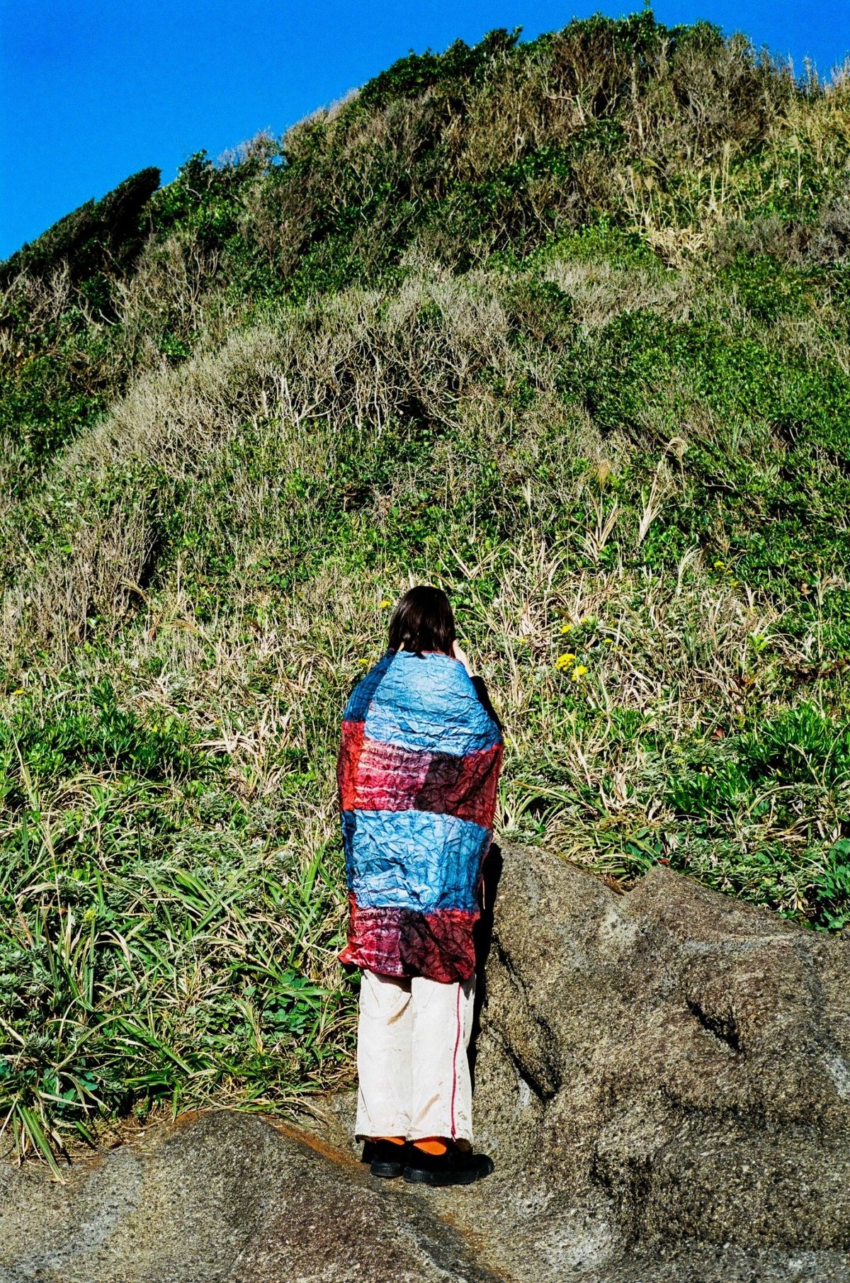 アート布を羽織った女性