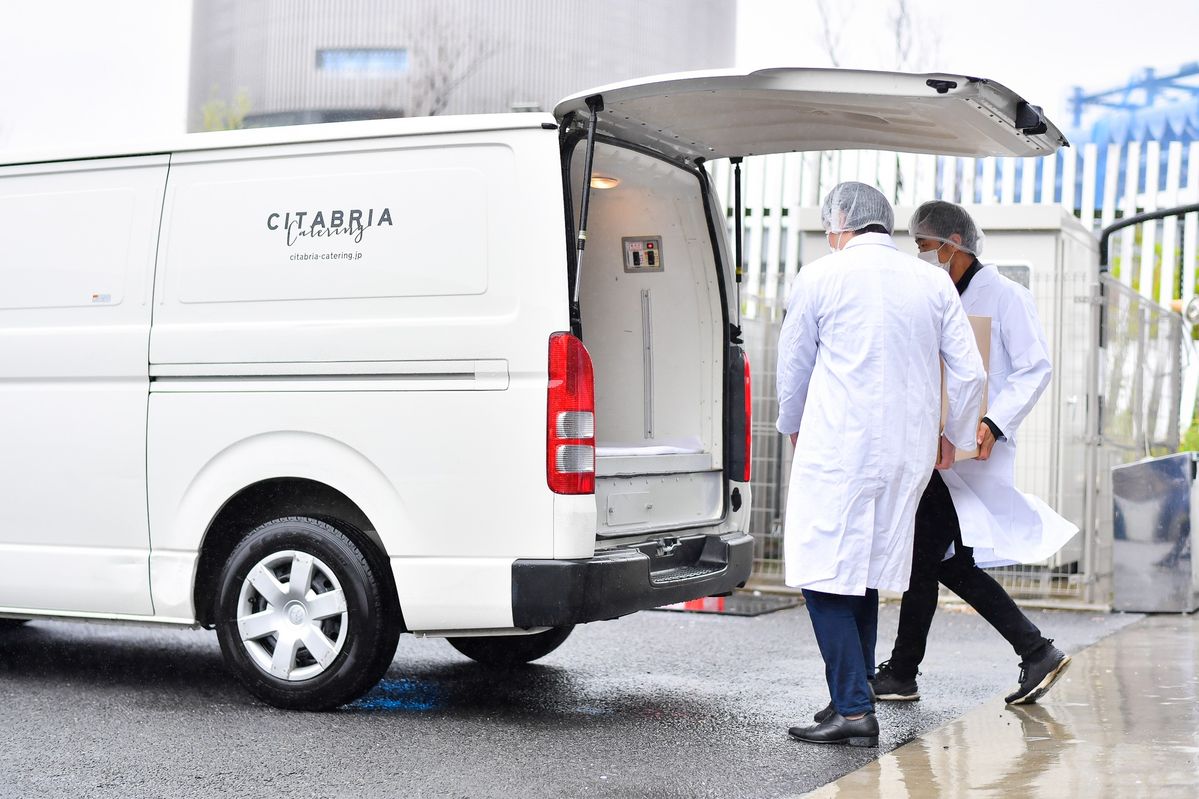 お弁当を運ぶスタッフ