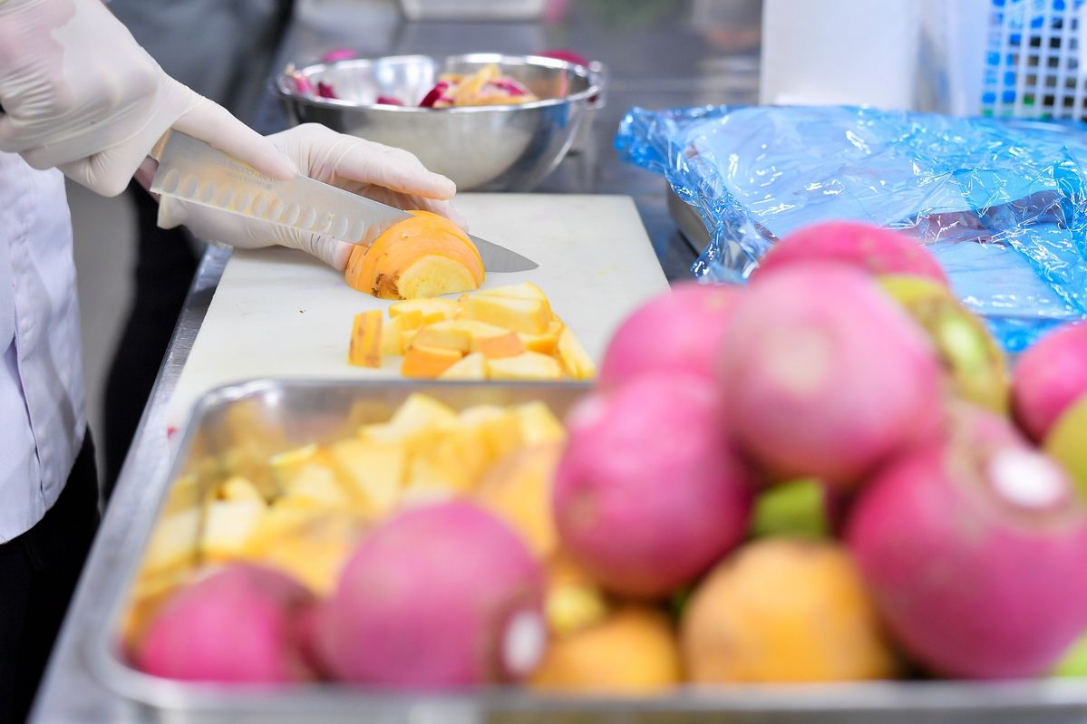 お弁当をつくるスタッフ