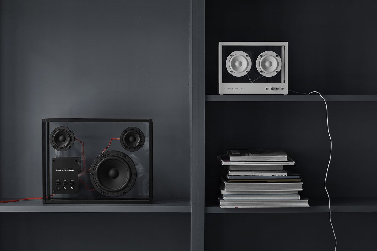 TRANSPARENT SPEAKERとSMALL TRANSPARENT SPEAKERが置かれた棚