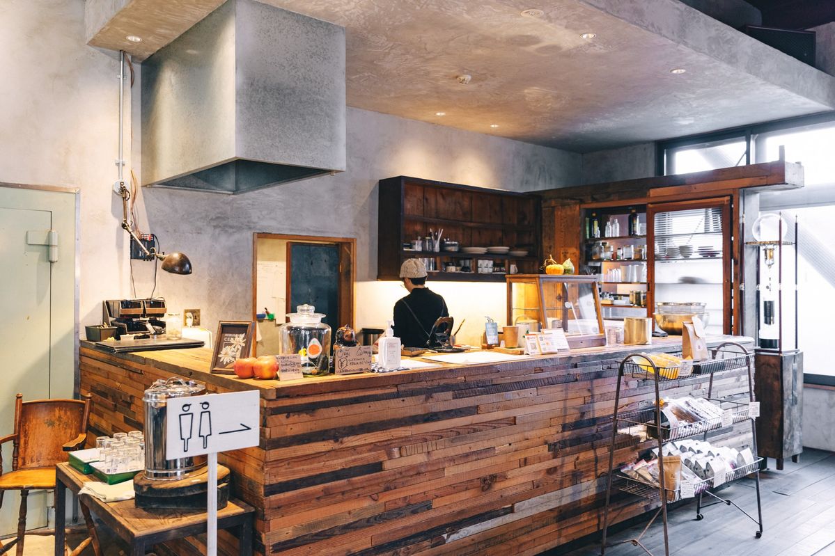 古材でできたカフェカウンター