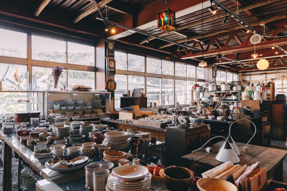 食器類がならぶ店内
