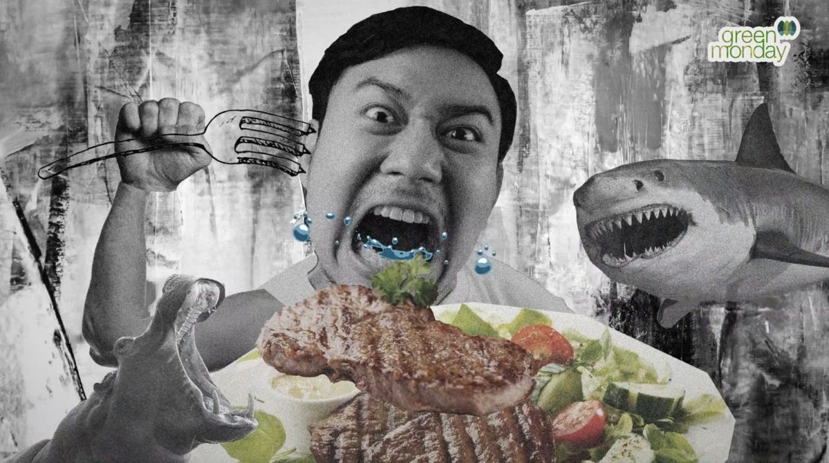 男性がステーキを食べている写真