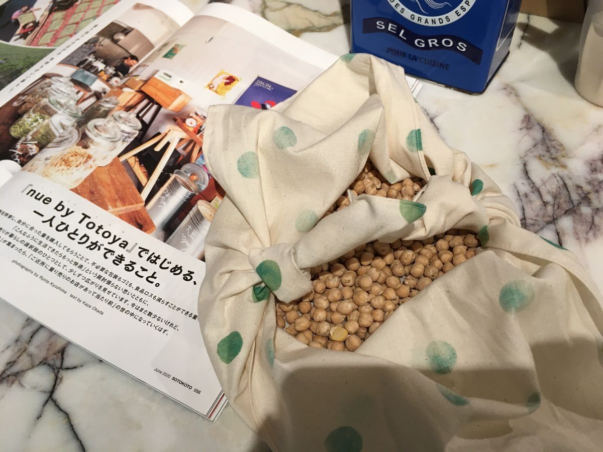 風呂敷に入った豆と雑誌